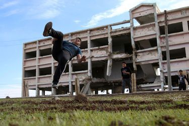 Les jeunes réalisent des acrobaties dans les ruines d'Inkhil.