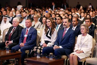 La reine Rania et le roi Abdallah de Jordanie avec le roi Felipe VI d'Espagne dans la région de la mer Morte, le 20 mai 2017