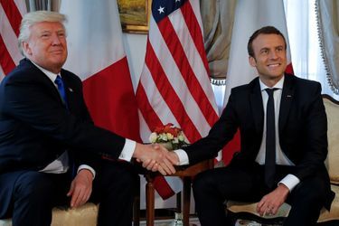 Donald Trump a accueilli jeudi Emmanuel Macron à l&#039;ambassade des Etats-Unis à Bruxelles 