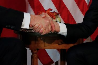 Poignée de mains entre Donald Trump et Emmanuel Macron.