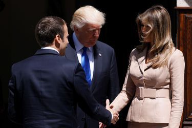 Donald et Melania Trump ont accueilli jeudi Emmanuel Macron à l&#039;ambassade des Etats-Unis à Bruxelles. 
