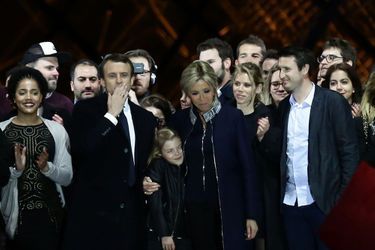 Dimanche 7 mai au Louvre, Tiphaine Auzière et son compagnon Antoine (à droite) sont sur scène aux côtés d'Emmanuel et Brigitte Macron.<br />
 <br />
  