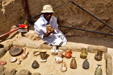 Six momies, des sarcophages en bois aux couleurs vives et un millier de figurines funéraires ont été découverts près de Louxor.