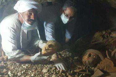  Six momies, des sarcophages en bois aux couleurs vives et un millier de figurines funéraires ont été découverts près de Louxor.