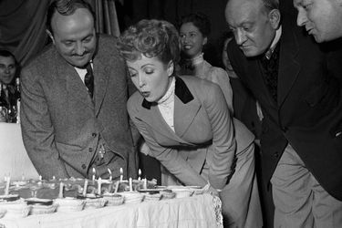 Danielle Darrieux fête son anniversaire avec Bernard Blier et Yves Deniaud en 1951 sur le tournage de "La maison Bonnadieu".