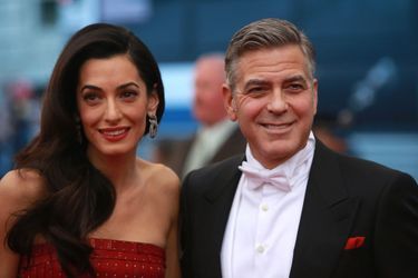 Amal Clooney en John Galliano for Maison Margiela et George Clooney en Giorgio Armani