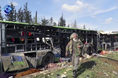 Au moins 110 personnes ont été tuées dans une attaque commise contre des bus transports des Syriens évacués de villes prorégime, le 15 avril 2017.
