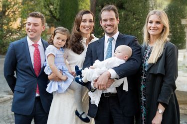 Le prince Liam de Luxembourg avec ses parents, sa grande soeur, son parrain le prince Sébastien et sa marraine lors de son baptême au Vatican, le 22 avril 2017