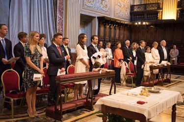 La famille grand-ducale au baptême du prince Liam de Luxembourg dans la basilique Saint-Pierre au Vatican, le 22 avril 2017