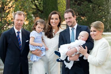 Le prince Liam de Luxembourg avec ses parents, sa grande soeur et ses grands-parents le grand-duc Henri et la grande-duchesse Maria Teresa lors de son baptême au Vatican, le 22 avril 2017