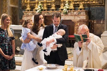 Le prince Liam de Luxembourg avec ses parents et sa grande soeur lors de son baptême au Vatican, le 22 avril 2017