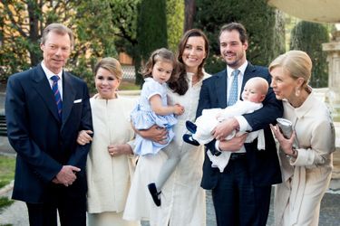 Le prince Liam de Luxembourg avec ses parents, sa grande soeur et ses grands-parents lors de son baptême au Vatican, le 22 avril 2017