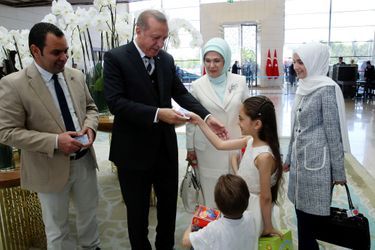 La petite Bana et sa famille ont obtenu la nationalité turque des mains du président Recep Tayyip Erdogan, le 12 mai 2017.