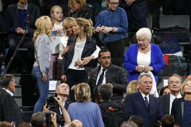 Brigitte Macron, sa fille Tiphaine Auzière avant le meeting de Bercy. On aperçoit également François Bayrou, Marielle de Sarnez, Line Renaud et Gerard Collomb. 
