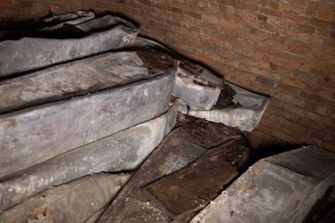 Une vingtaine de cercueils, dont la tombe de l'archevêque Richard Bancroft, ont été découverts.