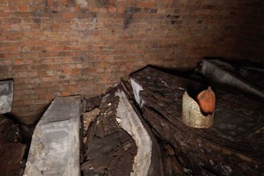 Une vingtaine de cercueils, dont la tombe de l'archevêque Richard Bancroft, ont été découverts.