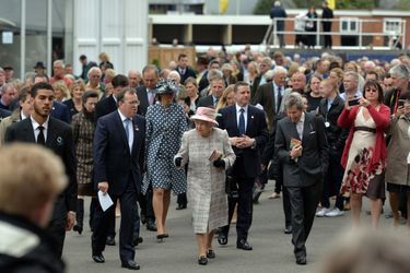 La reine Elizabeth II à l'hippodrome de Newbury, à l'ouest de Londres, le 21 avril 2017