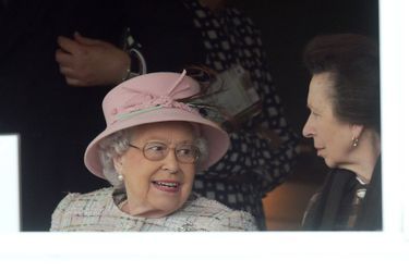 La reine Elizabeth II et la princesse Anne à l'hippodrome de Newbury, le 21 avril 2017