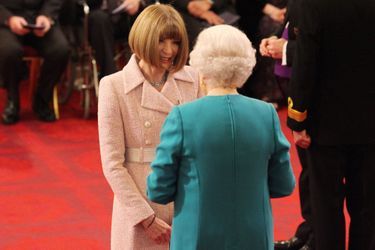 La reine Elizabeth II décore Anna Wintour à Buckingham Palace à Londres, le 5 mai 2017