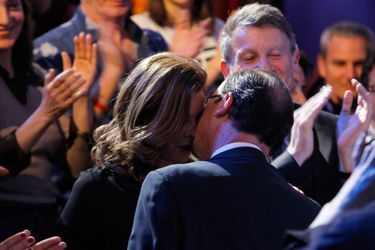 Francois Hollande et Valérie Trierweiler lors de la campagne présidentielle en mars 2012 après un meeting sur le thème de la culture.