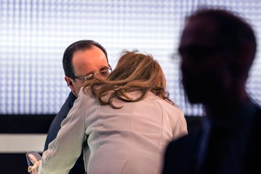 Valérie Trierweiler embrasse François Hollande qui s&#039;apprête à être interviewé sur France 2 en mars 2013.  