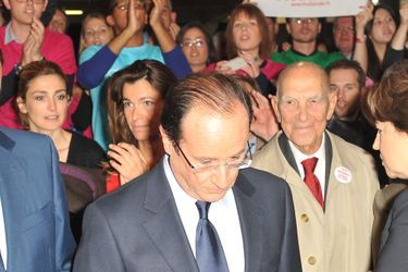 L&#039;actrice Julie Gayet, ici le 22 octobre 2011, aux côtés de François Hollande, Aurelie Filippetti et Stephane Hessel lors de la Convention d&#039;investiture du candidat socialiste à la Halle Freyssinet.