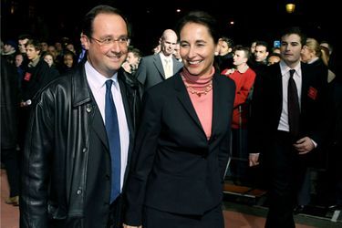François Hollande et Ségolène Royal, en janvier 2002 sur les Champs-Elysées pour la première du film de François Ozon, «Huit femmes».