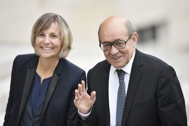 Marielle de Sarnez  (secrétaire d&#039;Etat chargée des Affaires européennes) et Jean-Yves Le Drian (ministre de l&#039;Europe et Affaires étrangères) sont arrivés ensemble au palais présidentiel. 