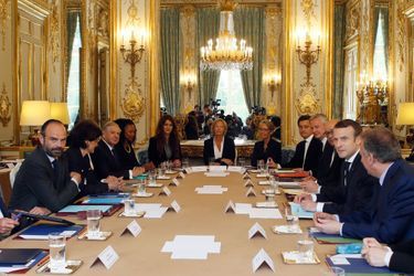 Emmanuel Macron, Edouard Philippe et les membres du gouvernement à la table du Conseil des Ministres.