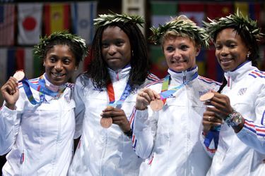 L&#039;équipe de France médaillée de bronze aux jeux d&#039;Athènes en 2004. De gauche à droite Maureen Nisima, Sarah Daninthe, Hajnalka Kiraly Picot et Laura Flessel.