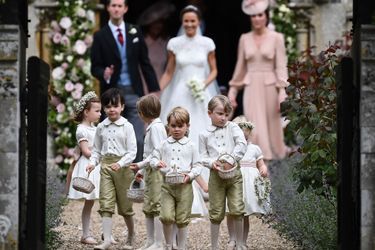 Le Prince George Et La Princesse Charlotte Ouvrent La Voie Pour Les Mariés Pippa Et James 1
