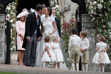 Le Prince George Et La Princesse Charlotte Ouvrent La Voie Pour Les Mariés Pippa Et James 10