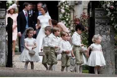 Le Prince George Et La Princesse Charlotte Ouvrent La Voie Pour Les Mariés Pippa Et James 13
