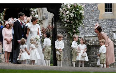 Le Prince George Et La Princesse Charlotte Ouvrent La Voie Pour Les Mariés Pippa Et James 4