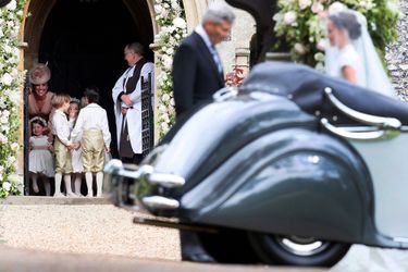 Le Prince George Et La Princesse Charlotte Regardent Leur Tante Pippa Middleton Arriver Pour Son Mariage 10