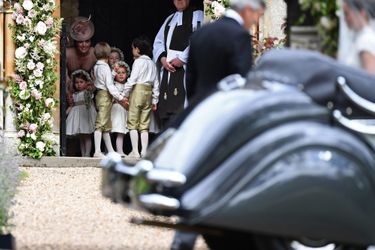 Le Prince George Et La Princesse Charlotte Regardent Leur Tante Pippa Middleton Arriver Pour Son Mariage 3