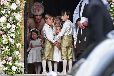 Le Prince George Et La Princesse Charlotte Regardent Leur Tante Pippa Middleton Arriver Pour Son Mariage 5