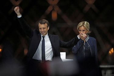 Emmanuel Macron et son épouse Brigitte au Louvre pour fêter la victoire à la présidentielle.  