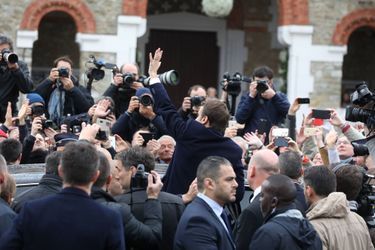 Emmanuel Macron et sa femme Brigitte quittent la mairie du Touquet, après avoir voté.  