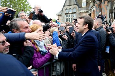  Emmanuel Macron et sa femme Brigitte quittent la mairie du Touquet, après avoir voté.