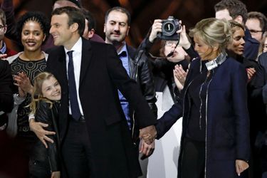 Emmanuel Macron, enlaçant une de ses petites-filles, et Brigitte Macron.