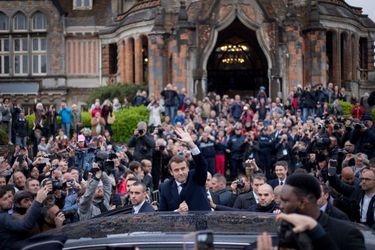  Emmanuel Macron et sa femme Brigitte quittent la mairie du Touquet, après avoir voté.