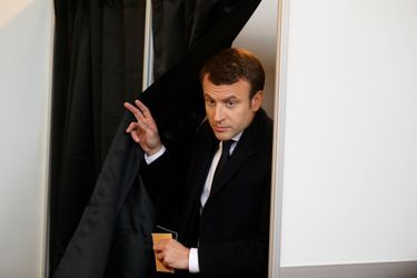 Emmanuel Macron s'apprête à voter. 
