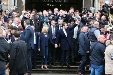  Emmanuel Macron et sa femme Brigitte quittent la mairie du Touquet, après avoir voté. 
