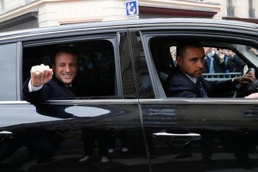 Emmanuel Macron en train de quitter dimanche soir son domcile parisien. 
