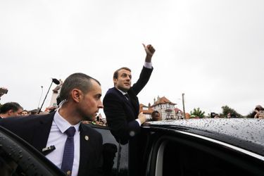 Emmanuel Macron quitte la mairie du Touquet, après avoir voté. 