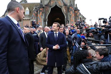 Emmanuel Macron et sa femme Brigitte quittent la mairie du Touquet, après avoir voté. 
