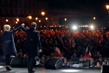 Emmanuel et Brigitte Macron sur scène.