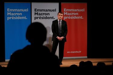 Emmanuel Macron sur la scène du théâtre Antoine lors du rassemblement organisé mercredi par le collecif «Elles marchent». 
