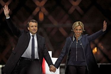 Emmanuel Macron et son épouse Brigitte sur scène au Louvre. 
